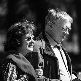 casal de idosos passeando no parque